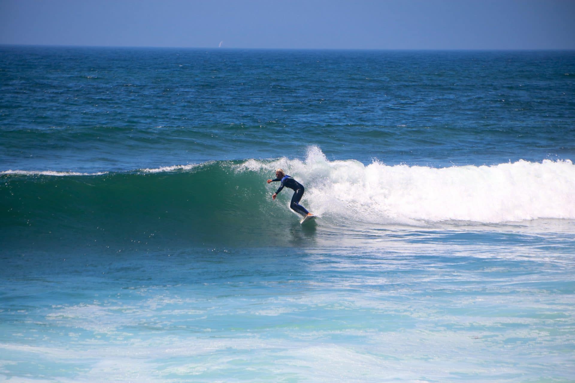 Portugal byr på mange surfespots, Emilie surfer til vanlig Coxos som er et av Europas beste surfe spots